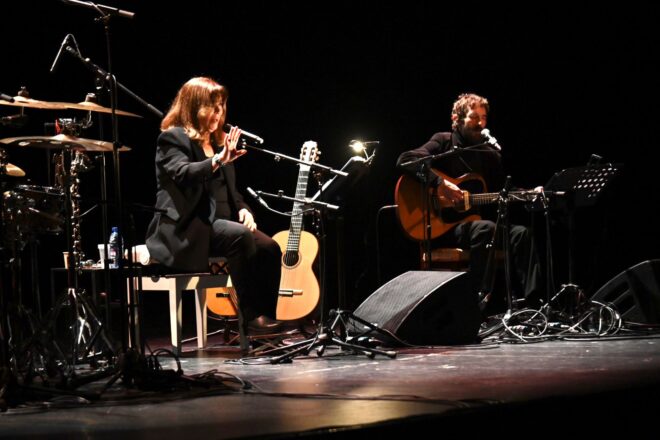 [VÍDEO] El públic de Sueca s’emociona amb la ‘Criatura dolcíssima’ de Borja Penalba i Maria del Mar Bonet