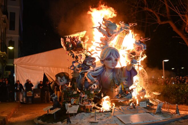 El foc tanca les Falles: comença la nit de la ‘cremà’ a València