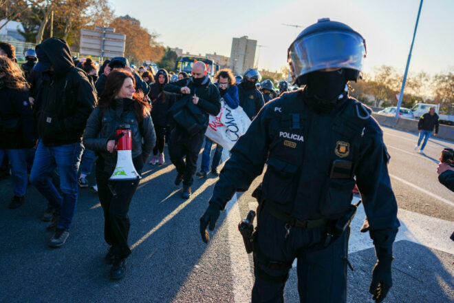 USTEC denuncia l’actuació dels Mossos contra els vaguistes i adverteix el govern