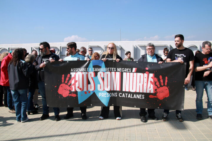 La pancarta per recordar la cuinera assassinada per un pres de Mas d'Enric a l'inici de l'acte d'homenatge en el segon aniversari (fotografia: ACN / Mar Rovira).