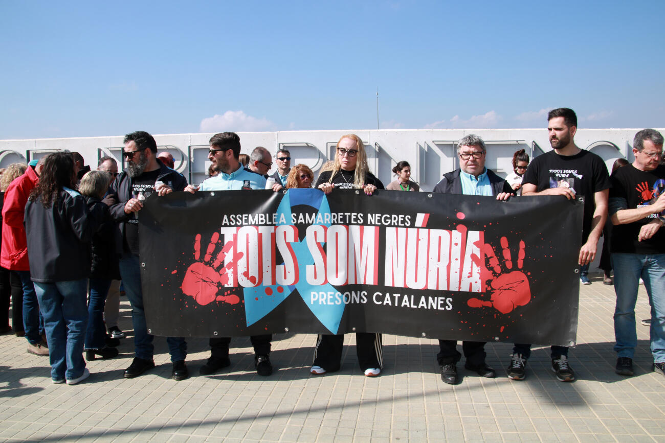La pancarta per recordar la cuinera assassinada per un pres de Mas d'Enric a l'inici de l'acte d'homenatge en el segon aniversari (fotografia: ACN / Mar Rovira).