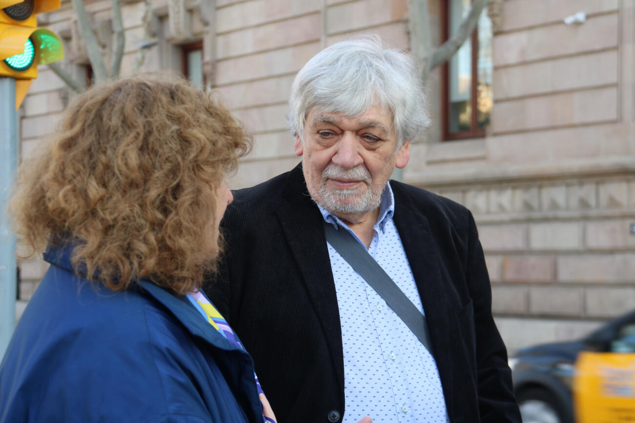 Kris Charlier amb Rut Carandell, directora de la Plataforma per la Llengua, que s'han encarregat de la seva defensa.