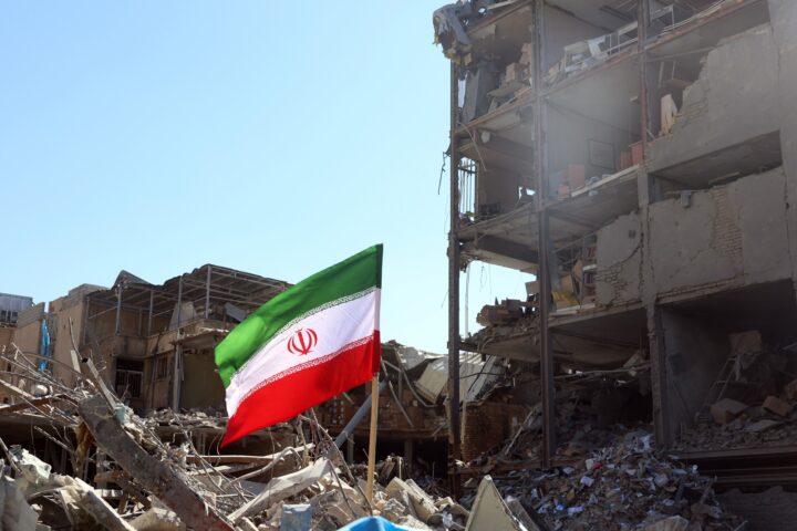 Bandera iraniana sobre les runes d'un edifici destruït per un míssil a la plaça Ferdowsi de Teheran, ahir (fotografia: Abedin Taherkenareh/Efe).