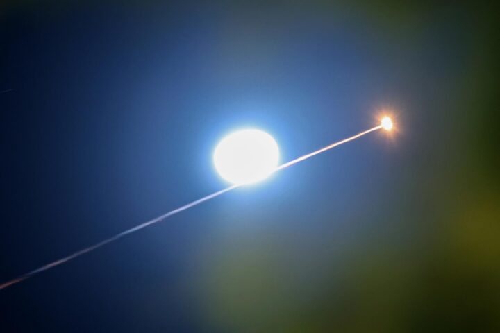 La cúpula de ferro d'Israel intercepta un míssil enemic a Tel-Aviv, dimarts (fotografia: Atef Safadi/Efe).