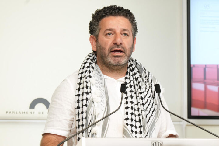 El portaveu i coordinador de la Global Sumud Flotilla, Saïf Abú Keixec, en una conferència de premsa al parlament abans de marxar.
