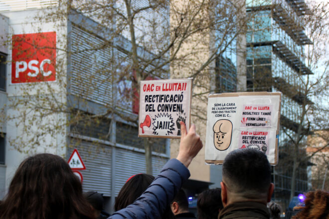 Un centenar de persones es concentren a la seu del PSC de Barcelona per protestar per les seves polítiques