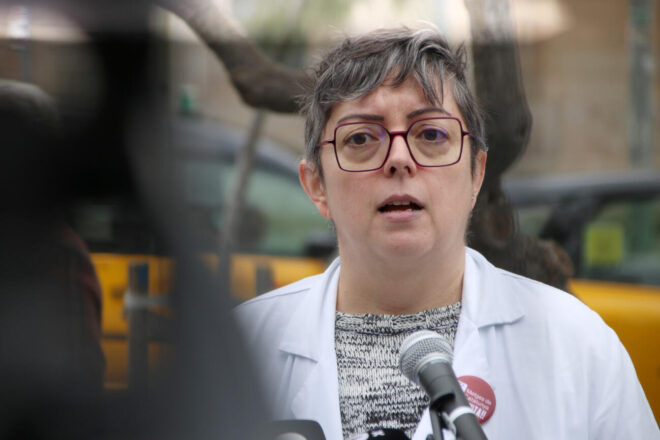 Metges en vaga apropen als ciutadans els motius de protesta: “Els esforços que fem treuen hores de vida”