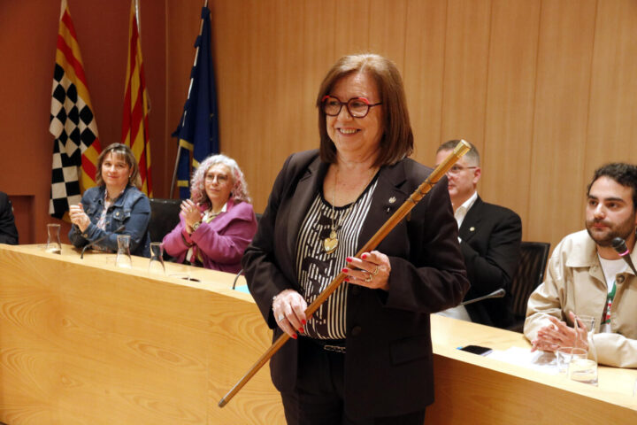 Rosa Maria Perelló amb la vara de batllessa (fotografia: ACN / Anna Berga).