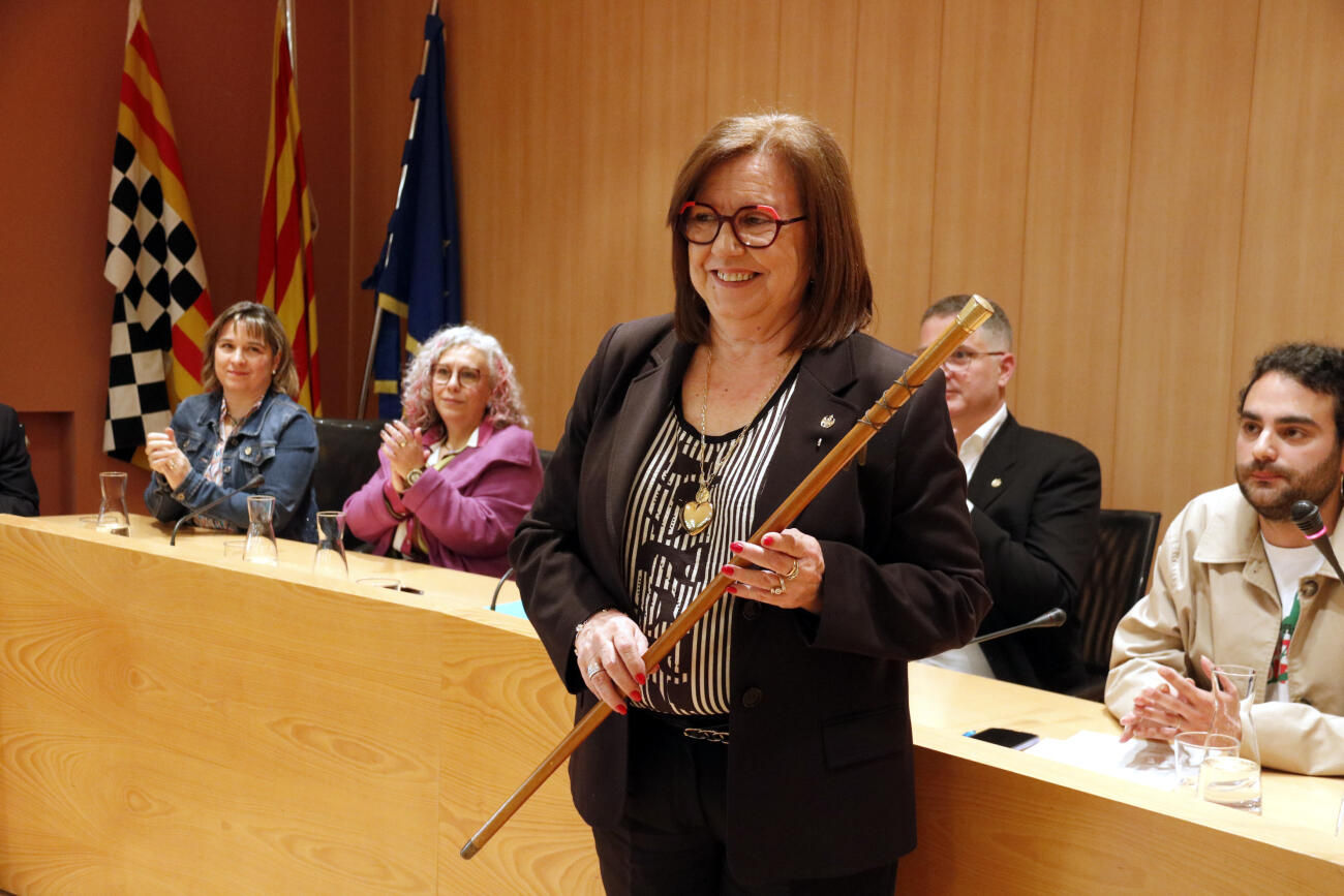 Rosa Maria Perelló amb la vara de batllessa (fotografia: ACN / Anna Berga).