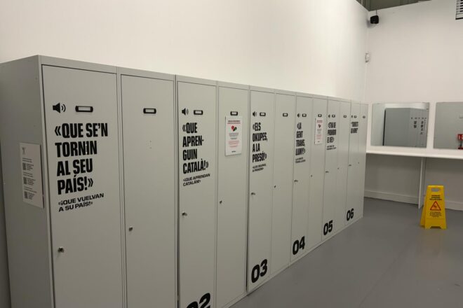 Una exposició al Palau Robert equipara la frase “Que aprenguin català!” amb d’altres de racistes i intolerants