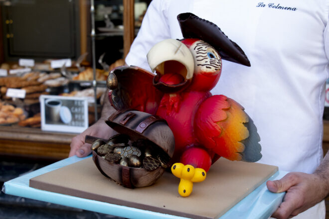 Un lloro pirata de la pastisseria la Colmena, premi a la millor mona de Pasqua de xocolata del 2026