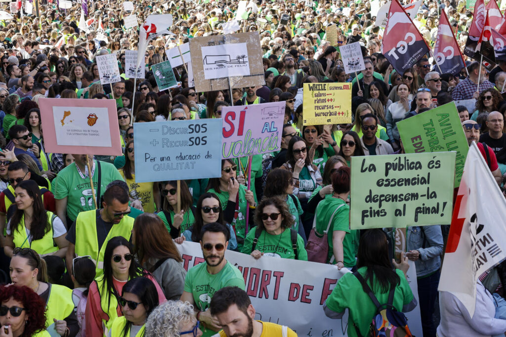 Milers de docents del País Valencià ixen al carrer per a reclamar millores laborals i reivindicar l’escola pública en català