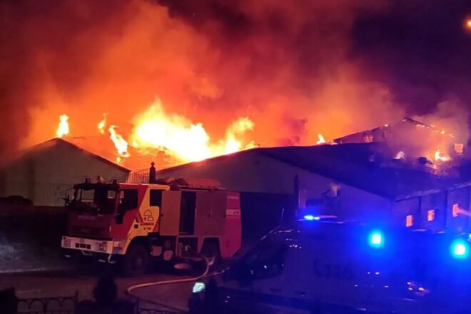 Un espectacular incendi en una antiga fàbrica d’Arinsal obliga a desallotjar uns veïns i confinar-ne uns altres