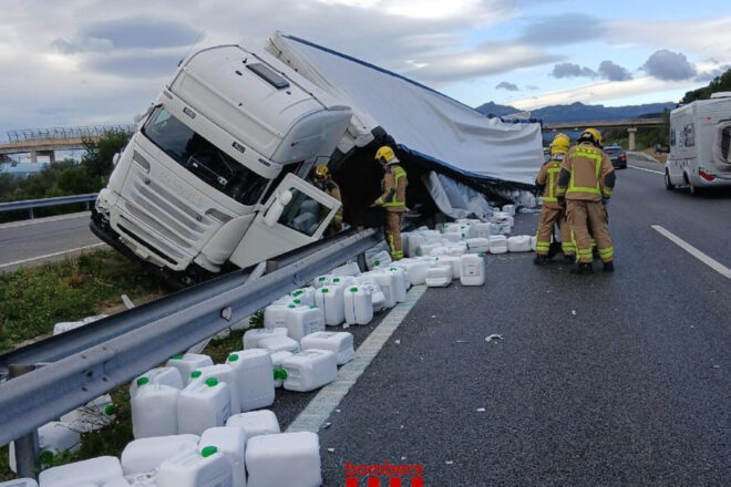 Retenció quilomètrica a la AP-7 per un camió bolcat a Mont-roig del Camp