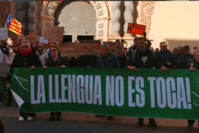 La pressió ciutadana força a ajornar el ple de Vinaròs en què es pretenia retallar l’ús del català