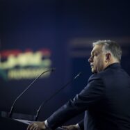 Atacs de falsa bandera i desinformació a les xarxes: la intel·ligència russa surt al rescat de la campanya d’Orbán