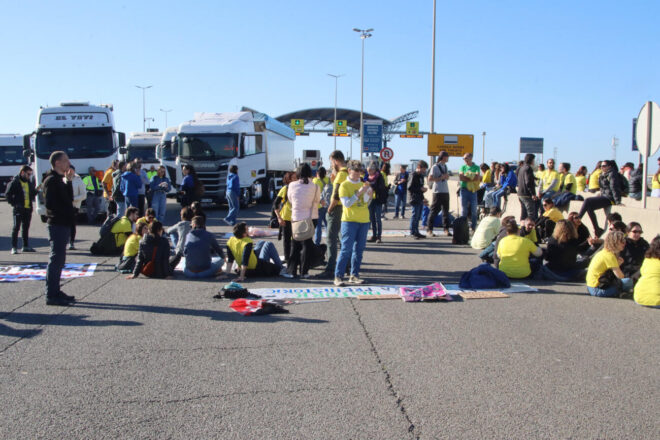Els docents tallen carreteres i fan marxes lentes al Camp de Tarragona i l’Ebre en el segon dia de vagues educatives