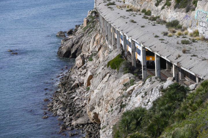 Un tren de Rodalia de la línia R2 circula pel túnel del Garraf, on aquesta setmana han començat unes obres que duraran tres mesos. Fotografia: EFE/Quique García.