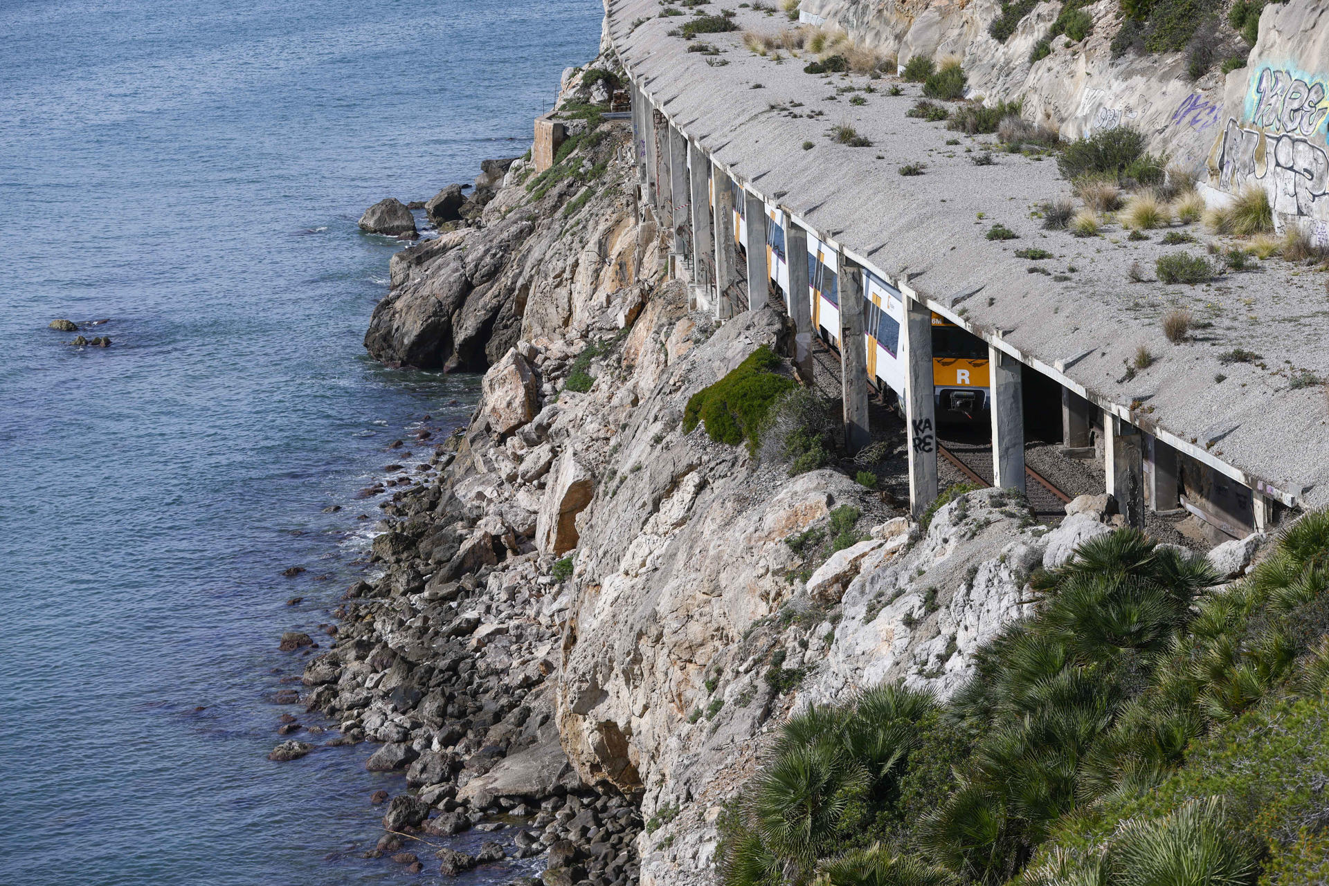Un tren de Rodalia de la línia R2 circula pel túnel del Garraf, on aquesta setmana han començat unes obres que duraran tres mesos. Fotografia: EFE/Quique García.