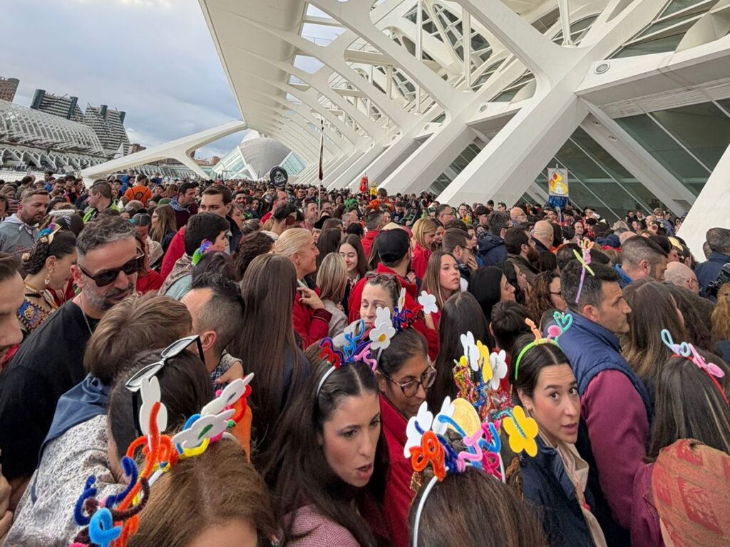 La massificació de València durant les Falles causa moments d’angoixa en la recollida de ninots infantils