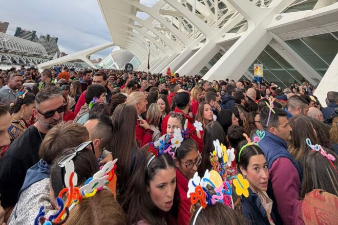 La massificació de València per les Falles causa moments d’angoixa en la recollida de ninots infantils