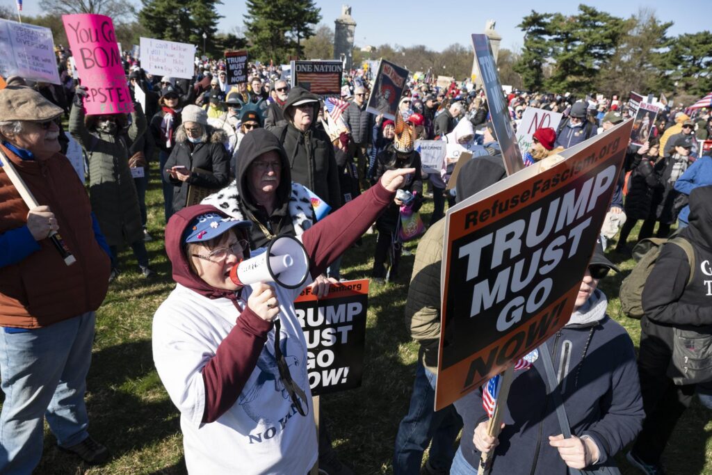 Centenars de milers de persones es mobilitzen als Estats Units en les protestes “No Kings” contra Trump