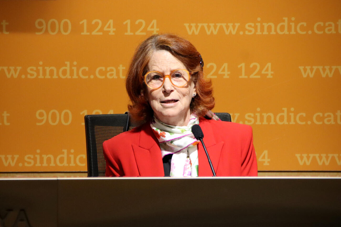 La síndica Esther Giménez Salinas en conferència de premsa.