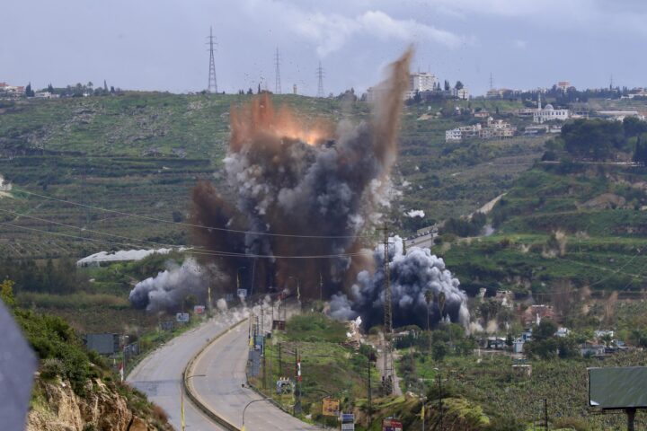 Imatge de l'atac de l'exèrcit israelià contra un pont prop de Tir, al sud del Líban. Fotografia: EFE