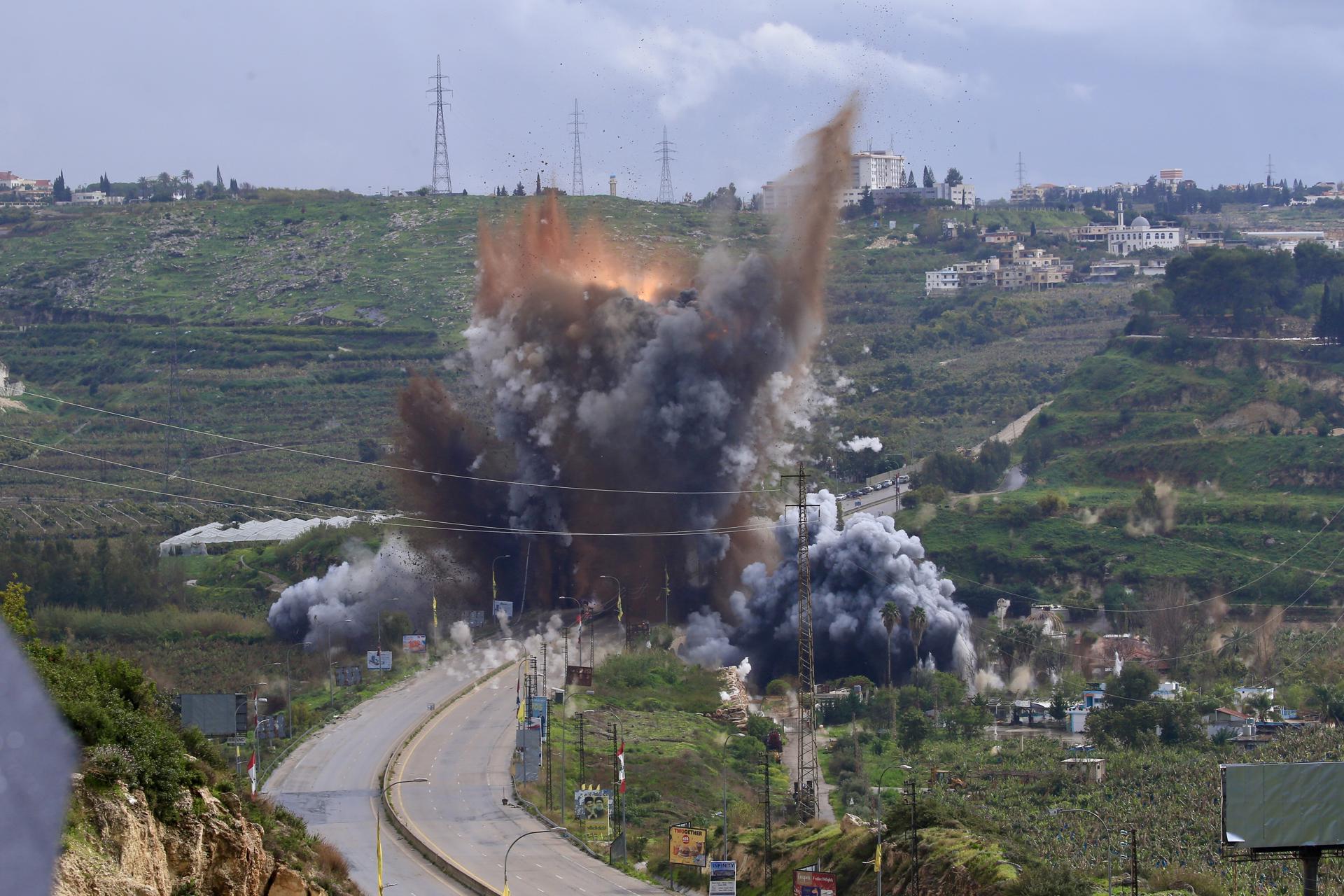 Imatge de l'atac de l'exèrcit israelià contra un pont prop de Tir, al sud del Líban. Fotografia: EFE