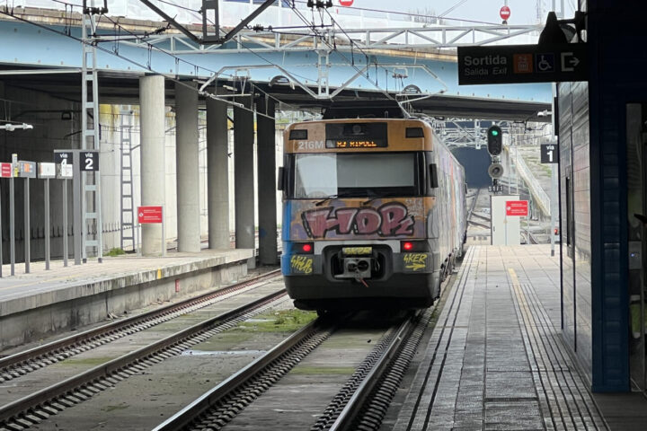 Un tren de la R3 es dirigeix cap a Ripoll, avui al matí (fotografia: ACN / Laura Busquets).