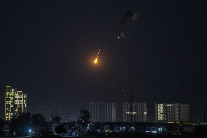 Un dron iranià és interceptat prop del consolat nord-americà a Erbil, a l'Irac, abans-d'ahir (fotografia: Gailan Haji/Efe).