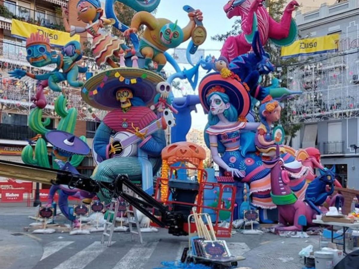 Deixen a mig plantar la falla Cuba-Literat Azorín, de la secció especial