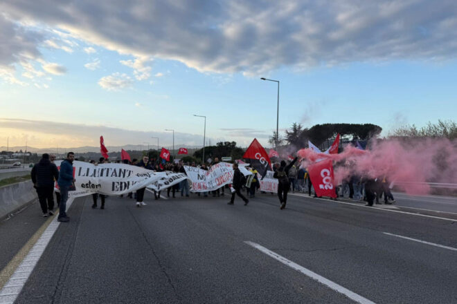 Els docents tallen la C-58 a Sant Quirze del Vallès en el quart dia de vaga