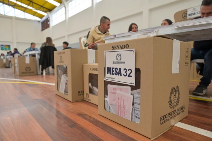 Colombians emeten el vot durant les eleccions al congrés de 2026 a Ipiales (Colòmbia). Fotografia: Europa Press / Contacto / Camilo Erasso