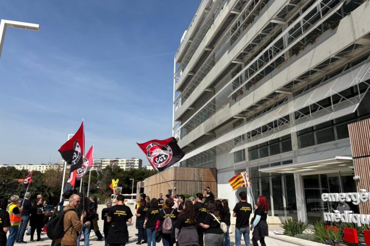 Treballadors del servei 061 Salut Respon protesten davant les portes del SEM (fotografia: Europa Press).