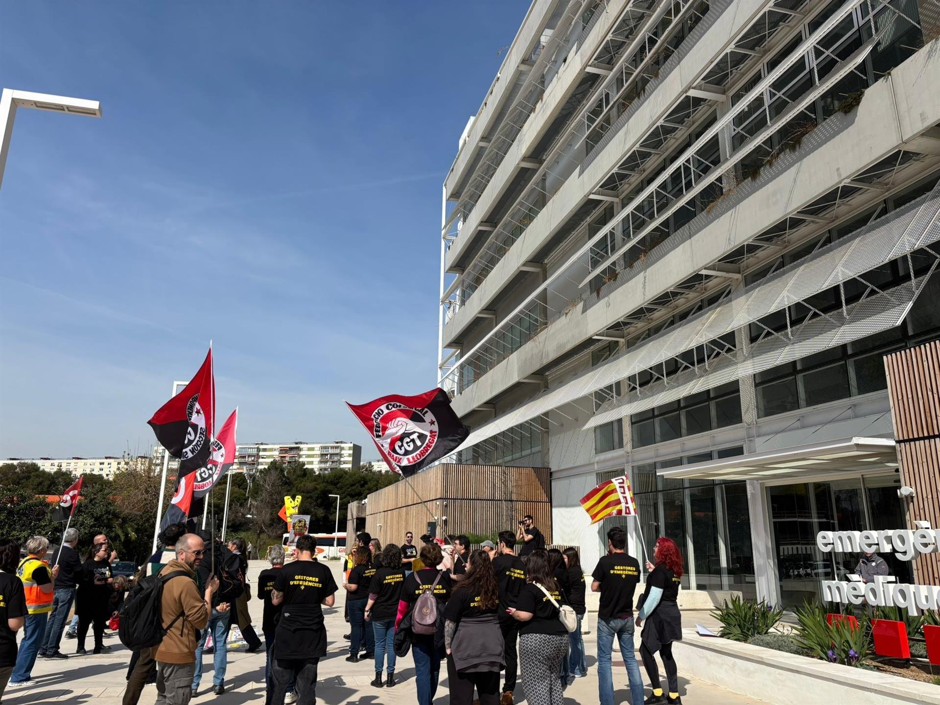Treballadors del servei 061 Salut Respon protesten davant les portes del SEM (fotografia: Europa Press).