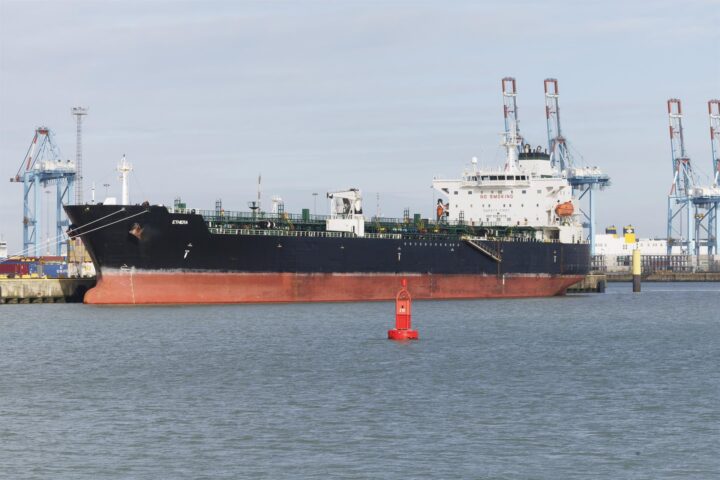 El petroler ‘Ethera’, atribuït a la flota fantasma emprada per Rússia per eludir les sancions per la guerra d’Ucraïna, fotografiat a la base naval de Zeebrugge (Bèlgica), després de ser confiscat per les autoritats belgues i franceses