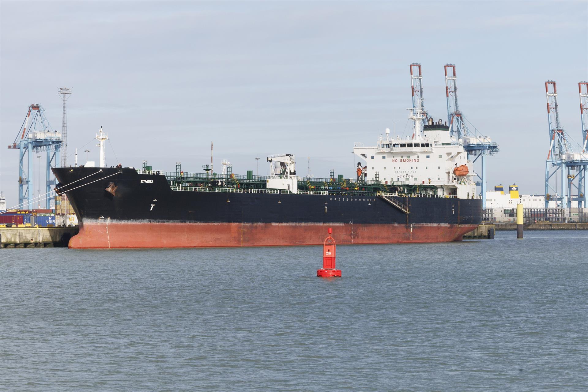 El petroler ‘Ethera’, atribuït a la flota fantasma emprada per Rússia per eludir les sancions per la guerra d’Ucraïna, fotografiat a la base naval de Zeebrugge (Bèlgica), després de ser confiscat per les autoritats belgues i franceses