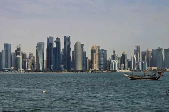 Vista general d’un veler que navega per la badia de Doha, a Catar (imatge d’arxiu).