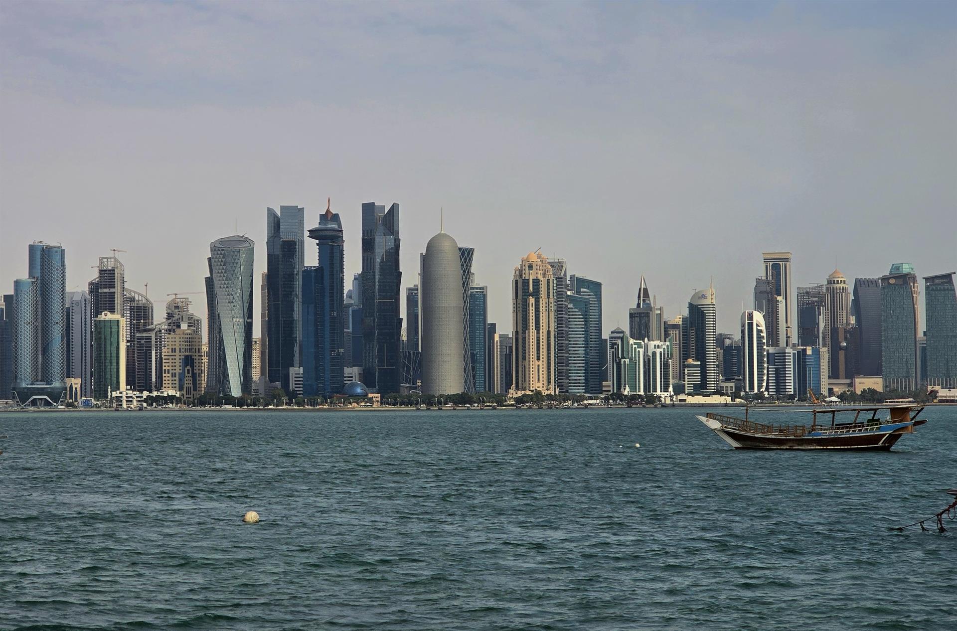 Vista general d’un veler que navega per la badia de Doha, a Catar (imatge d’arxiu).