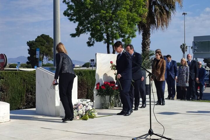 Autoritats polítiques i familiars de les víctimes de Germanwings posen roses en memòria dels morts en el sinistre.