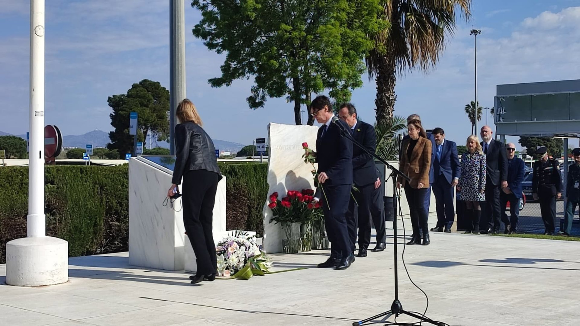 Autoritats polítiques i familiars de les víctimes de Germanwings posen roses en memòria dels morts en el sinistre.