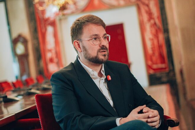 Alberto Ibáñez confia en el retorn de Mónica Oltra a la primera línia política i defensa un front d’esquerres al País Valencià