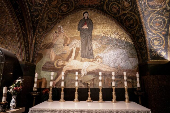 Fidels cristians resen a l’església del Sant Sepulcre. Imatge d’arxiu