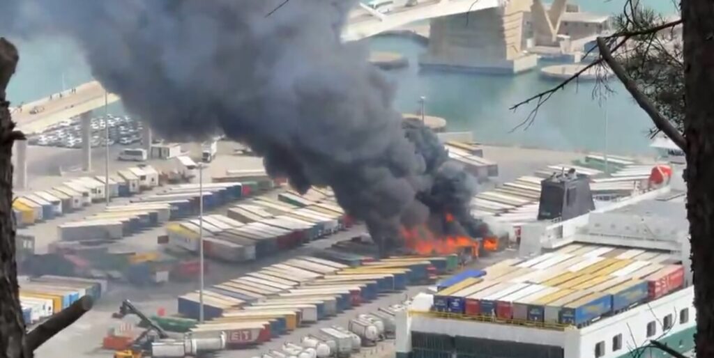 Un incendi al port de Barcelona causa una gran columna de fum
