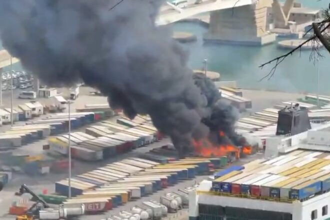 Un incendi al port de Barcelona causa una gran columna de fum