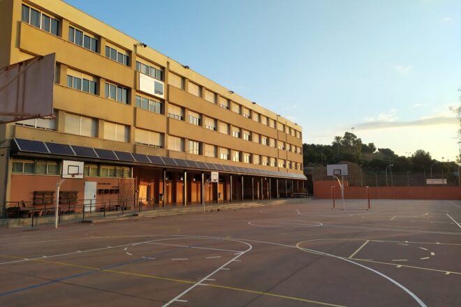 Un incendi en una escola de Badalona obliga a desallotjar més de 500 persones