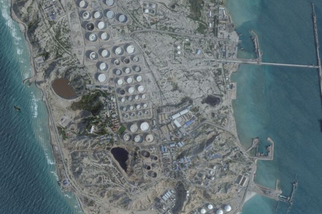 Els Estats Units ataquen l’Illa de Kharg, per on s’embarca el noranta per cent del petroli iraní