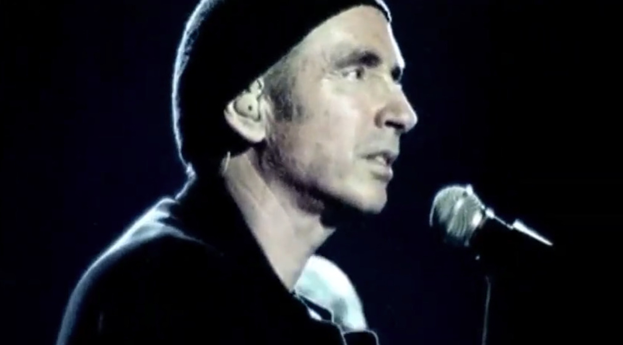 Un moment de l'actuació de Llach