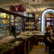 De dependenta a mestressa, Anna Campos salva la pastisseria més antiga de Barcelona